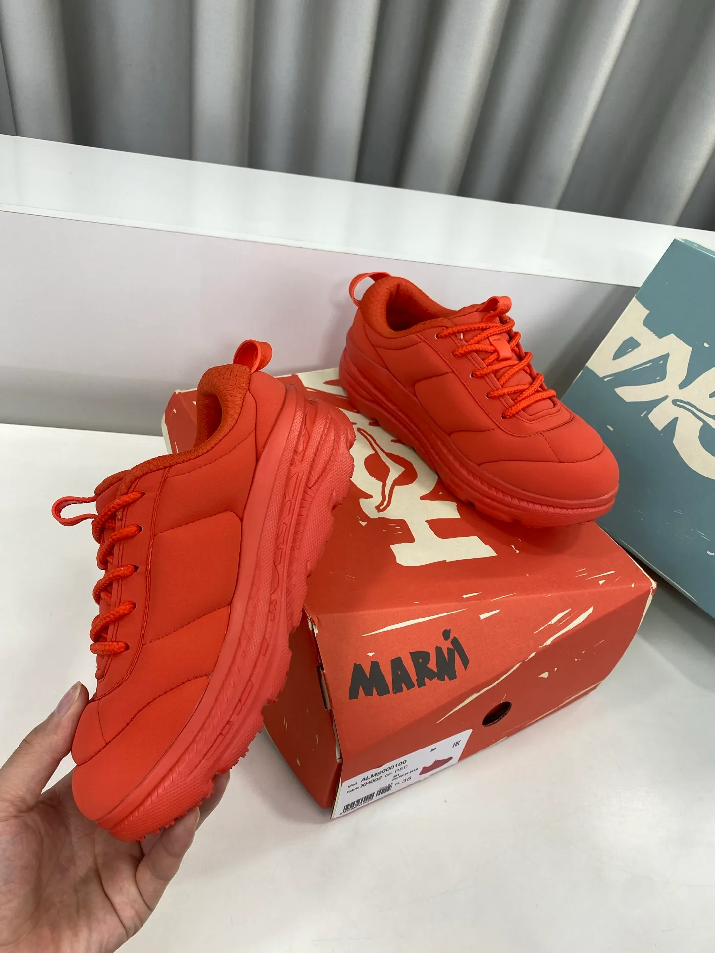 👟👟Ex-factory price 600👟👟 Marni✖️hoka co-branded 25ss sports, mountaineering and hiking bread shoes☑️ The BONDI series, designed in conjunction with the Italian luxury brand MARNI, has transformed into a more bold and unique design with its maximized cushioning performance. Known for its highly artistic designs and bold spirit that transcends established concepts, this collaboration combines highly cushioning foam with Japanese-made quilted upper materials for a modern interpretation. This is a pair that straddles the T stage and the street, and is the ultimate blend of high fashion and athleisure. ▪️Fabric: original customized nylon cloth ▪️Inner padding: breathable mesh ▪️Outsole: original customized open-molded ultra-light foam outsole ▪️Size: 35-40 (custom-made women’s size 40 is non-refundable)